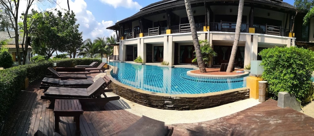 Deluxe Room with Pool View and Beachside - Photo 9
