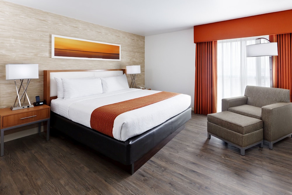 Premium Room, 1 King Bed with Sofa bed (High Floor) - Photo 3