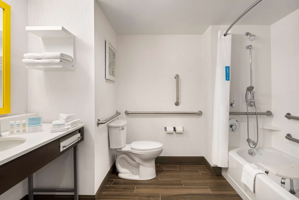 Room, 2 Queen Beds, Accessible, Bathtub - Photo 4