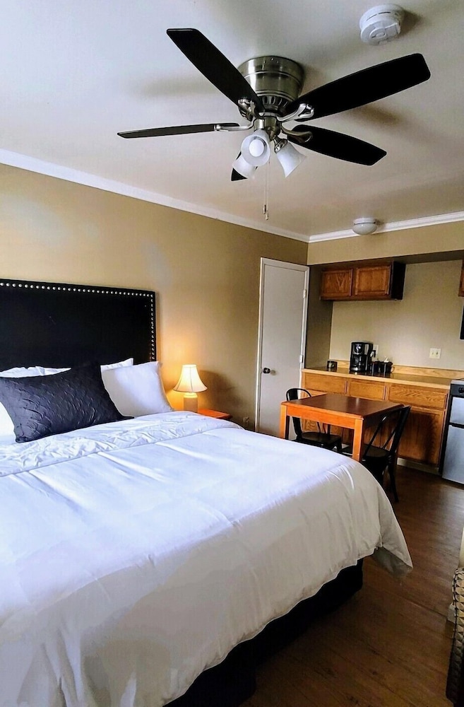 Deluxe Room, 1 King Bed photo 3