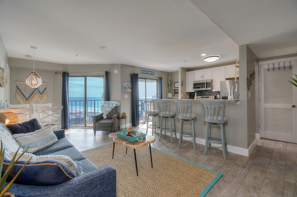 Deluxe Condo, 2 Bedrooms, Balcony, Ocean View (Renaissance Tower 1117)