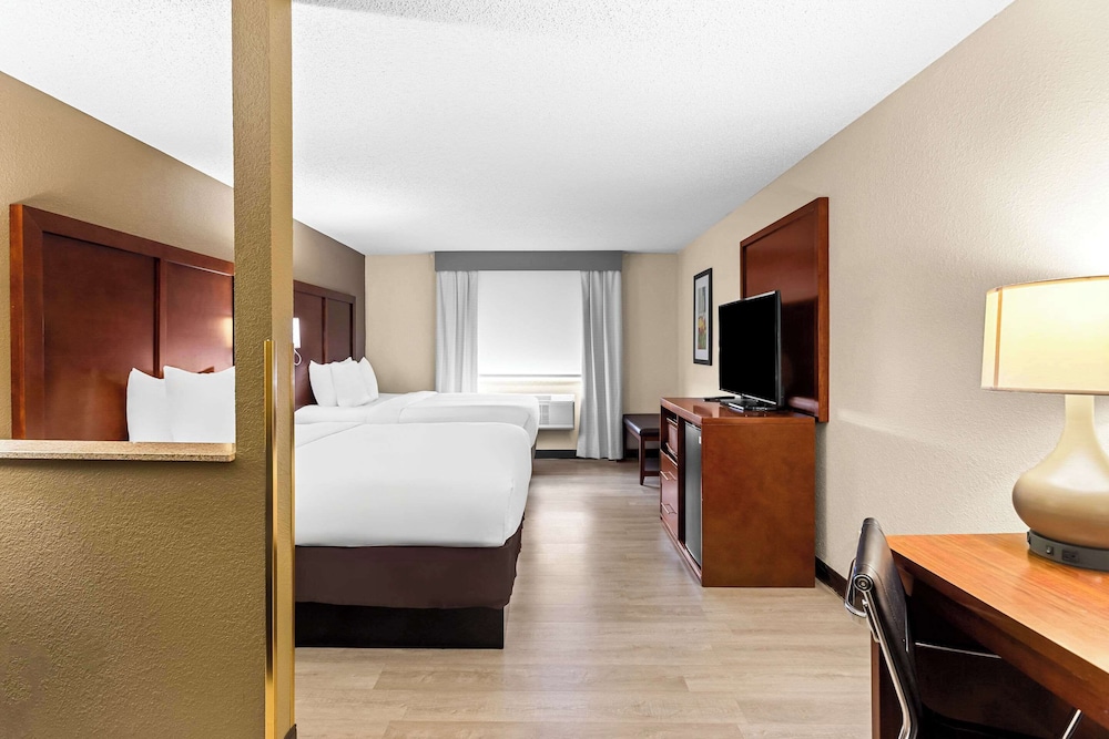 Suite, Multiple Beds - Photo 2