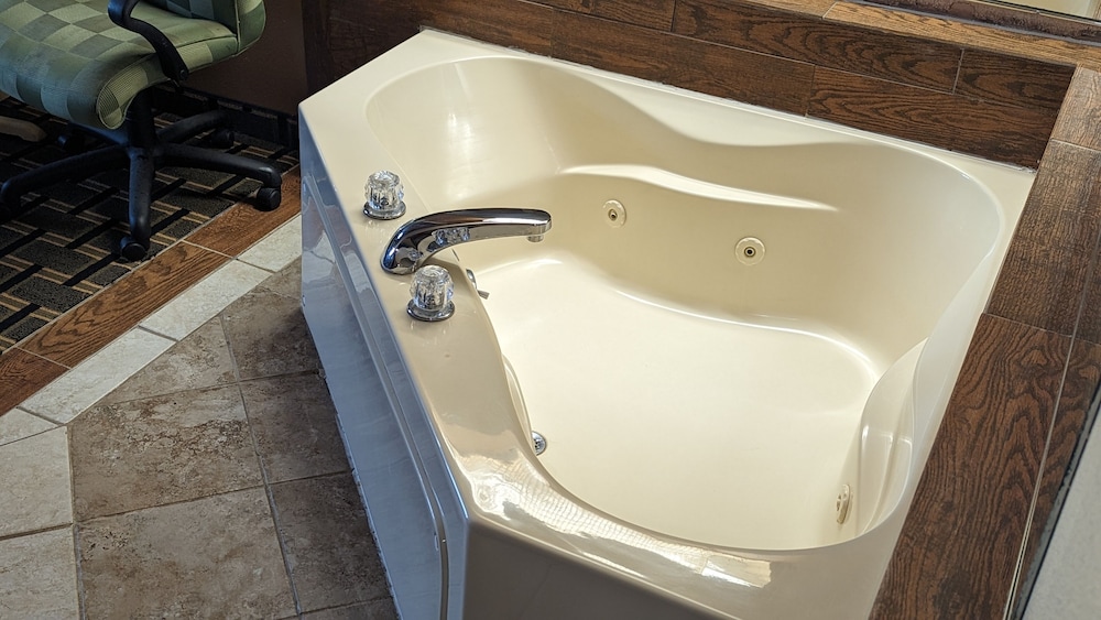 Suite, 1 King Bed, Smoking, Jetted Tub photo 3