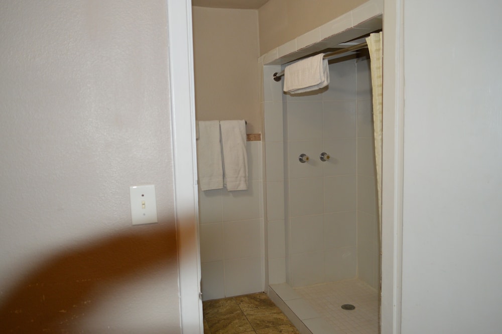 Basic Single Room, 1 Queen Bed photo 3