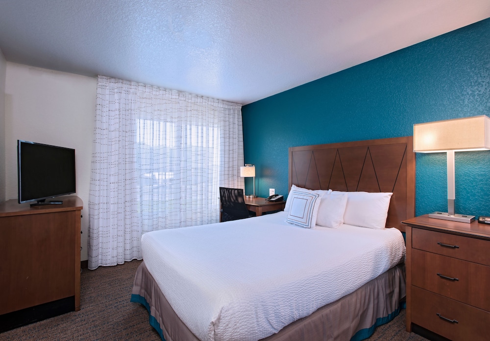 Suite, 1 Bedroom - Photo 2
