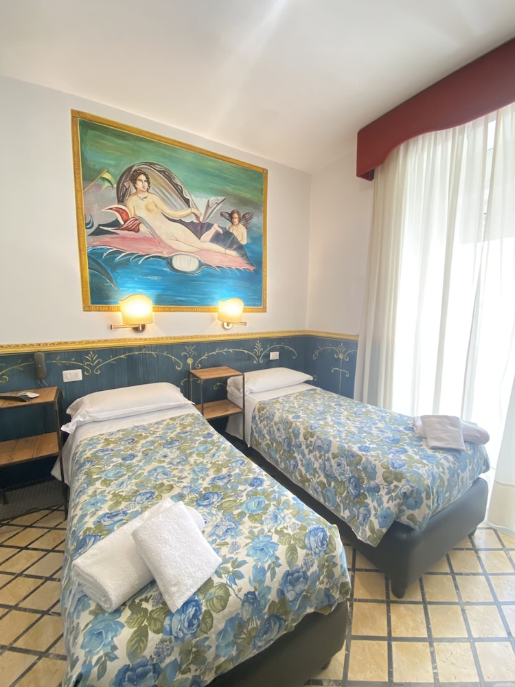 Standard Twin Room - Photo 5