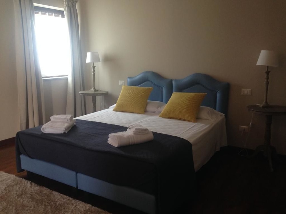Deluxe Room, 1 Queen Bed photo 2