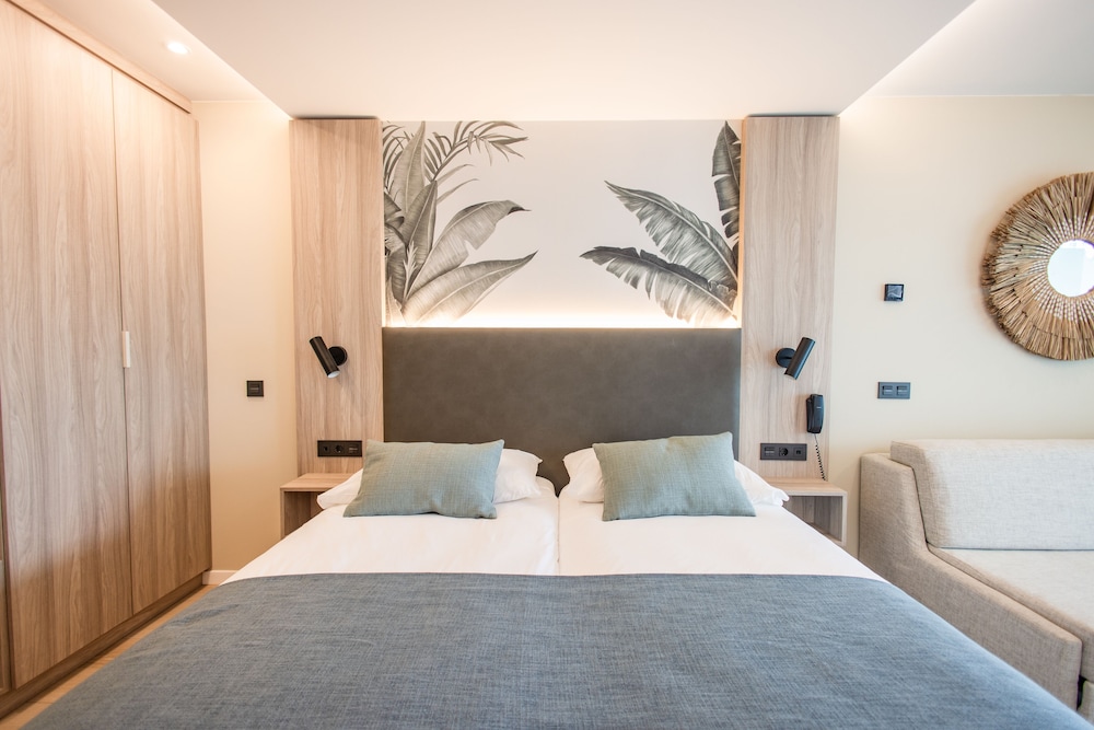 Superior Room, 1 Bedroom, Partial Sea View (2 Adults and 1 Child)