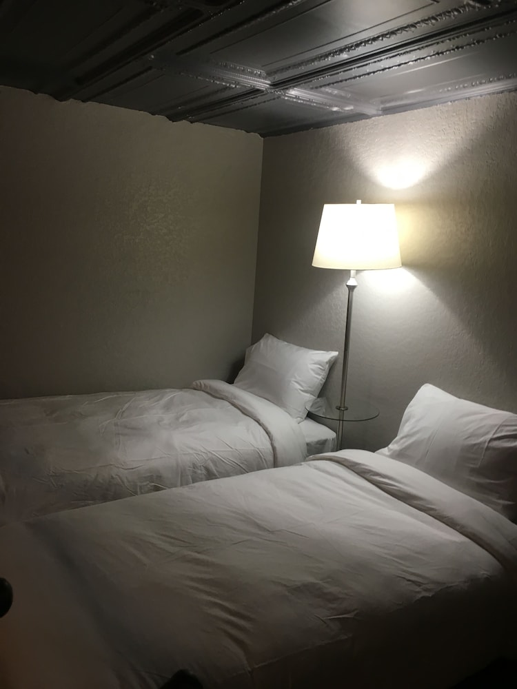 Standard Double Room, No Window - Photo 8