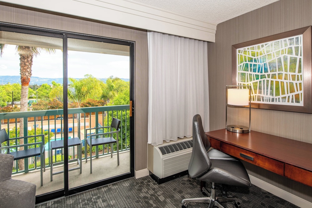 Room, 1 King Bed with Sofa bed, Courtyard View (Balcony) - Photo 2