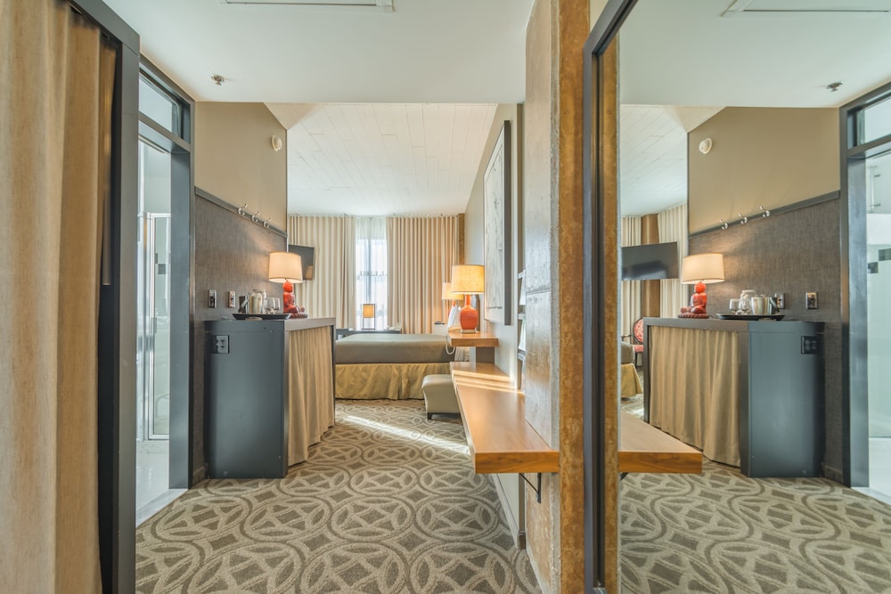 Premium Loft, 1 King Bed, Corner photo 2