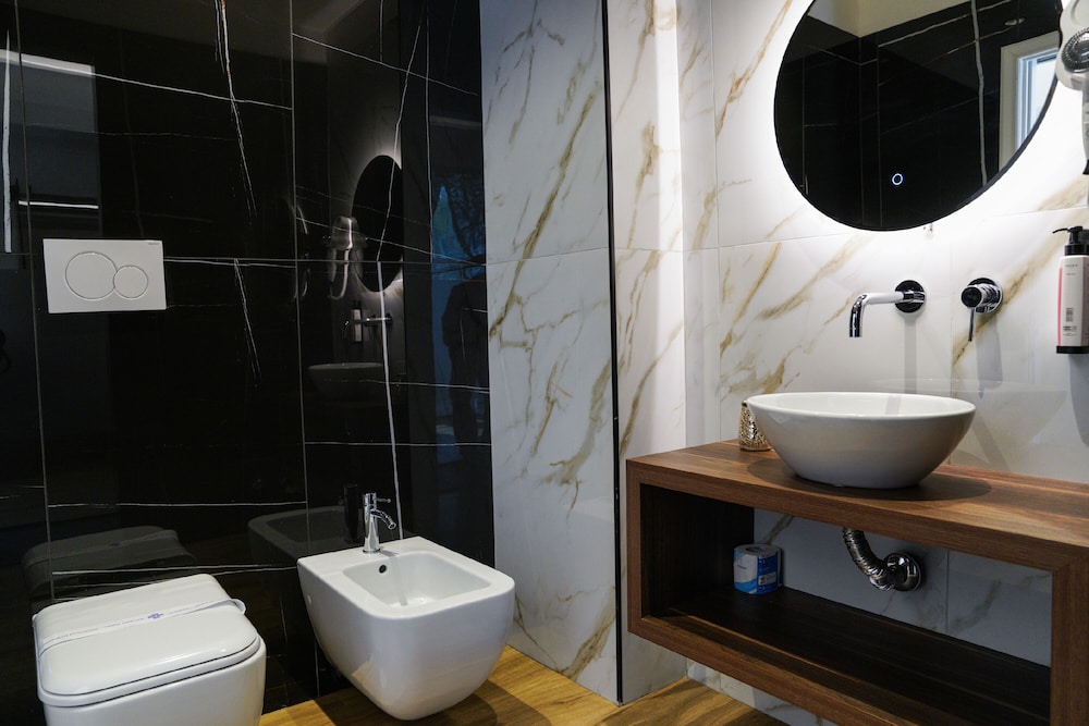 Deluxe Double Room - Photo 8