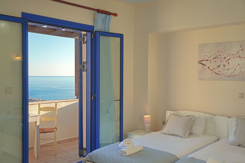Double /Twin Room with Front Sea View
