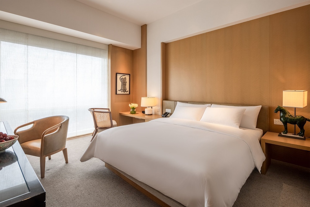 Classic Room, 1 King Bed (City View) photo 1
