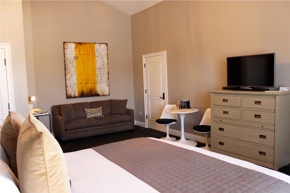 Premium Suite, 1 King Bed photo 2