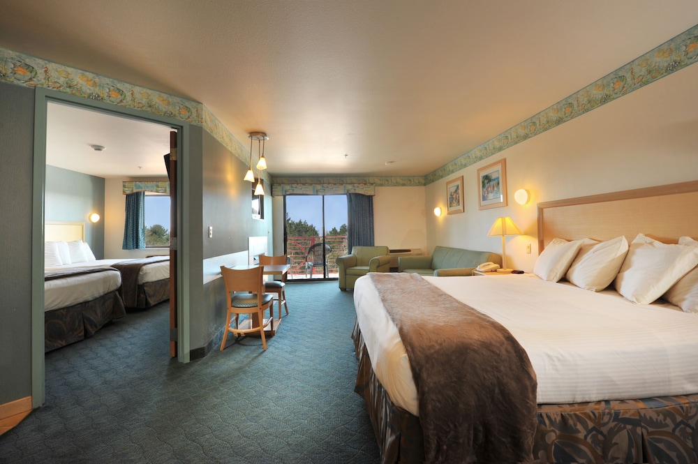 Suite, Multiple Beds, Non Smoking photo 3