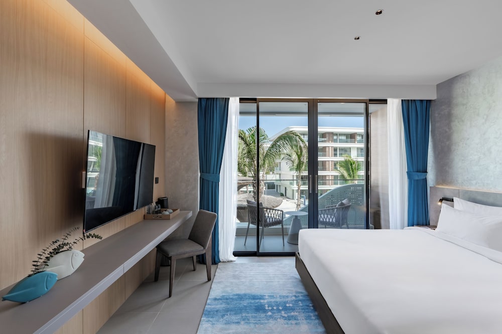 Premier Double or Twin Room, Balcony, Pool View photo 2