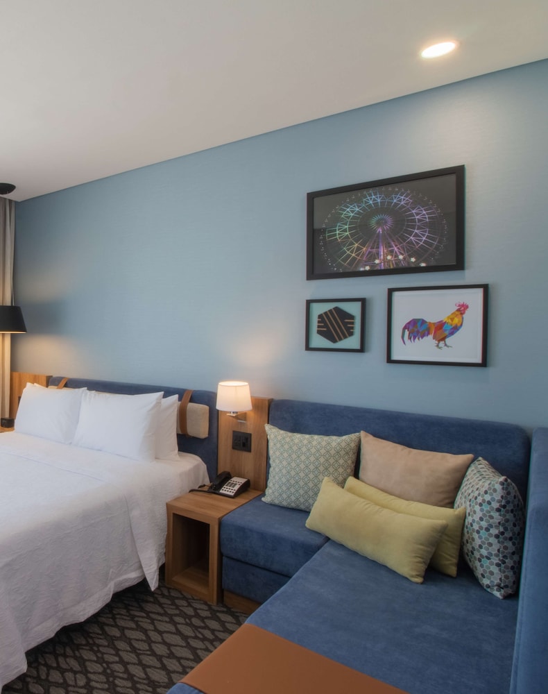 Business Room, 1 Queen Bed, Refrigerator - Photo 1