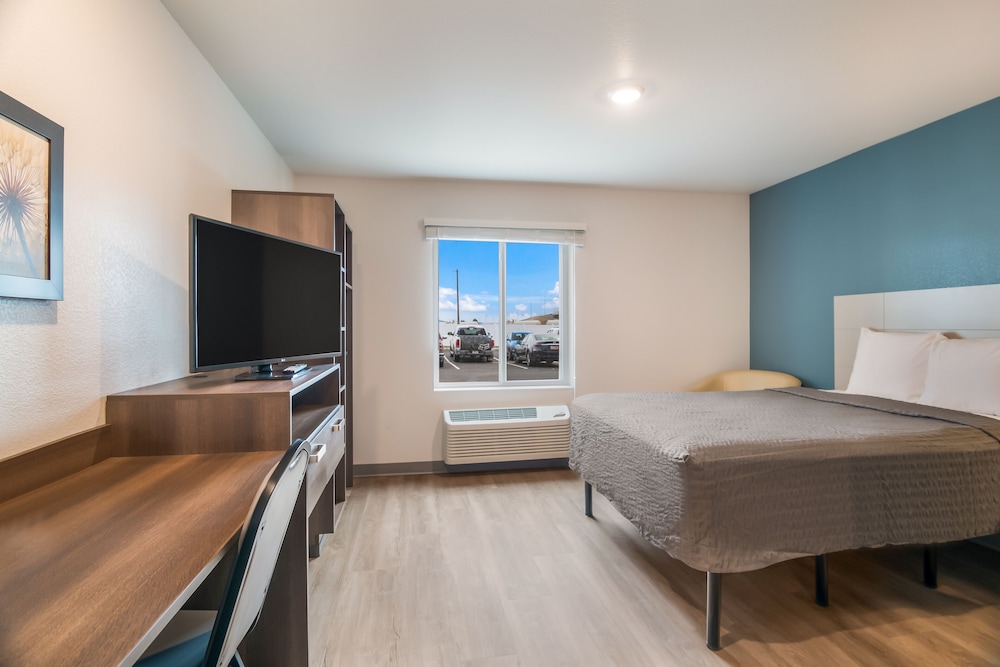 Suite, 1 Queen Bed, Accessible, Non Smoking photo 2