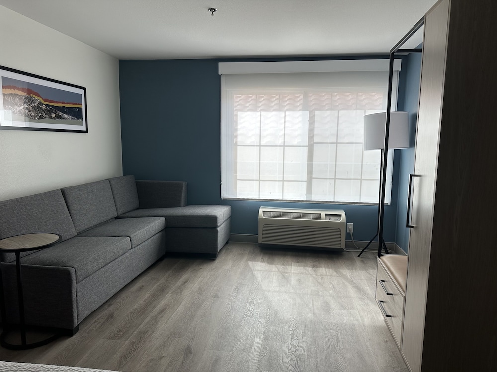 Studio Suite, 1 King Bed, Non Smoking - Photo 6