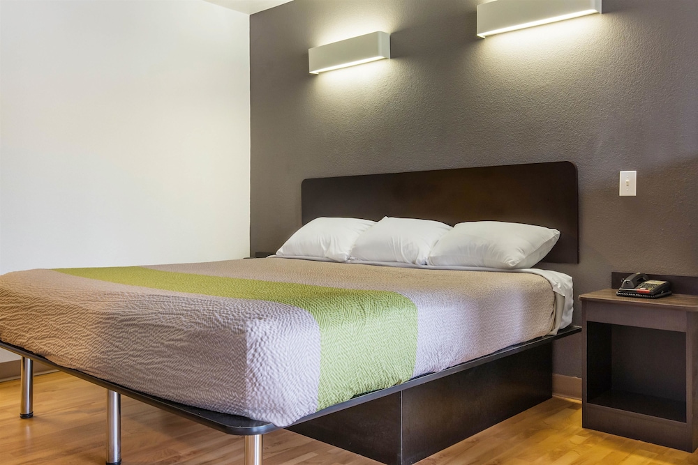 Deluxe Room, 1 King Bed, Smoking, Kitchenette
