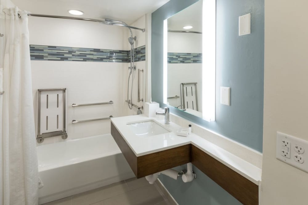 Standard Room, 2 Queen Beds, Accessible (Communications) - Photo 4