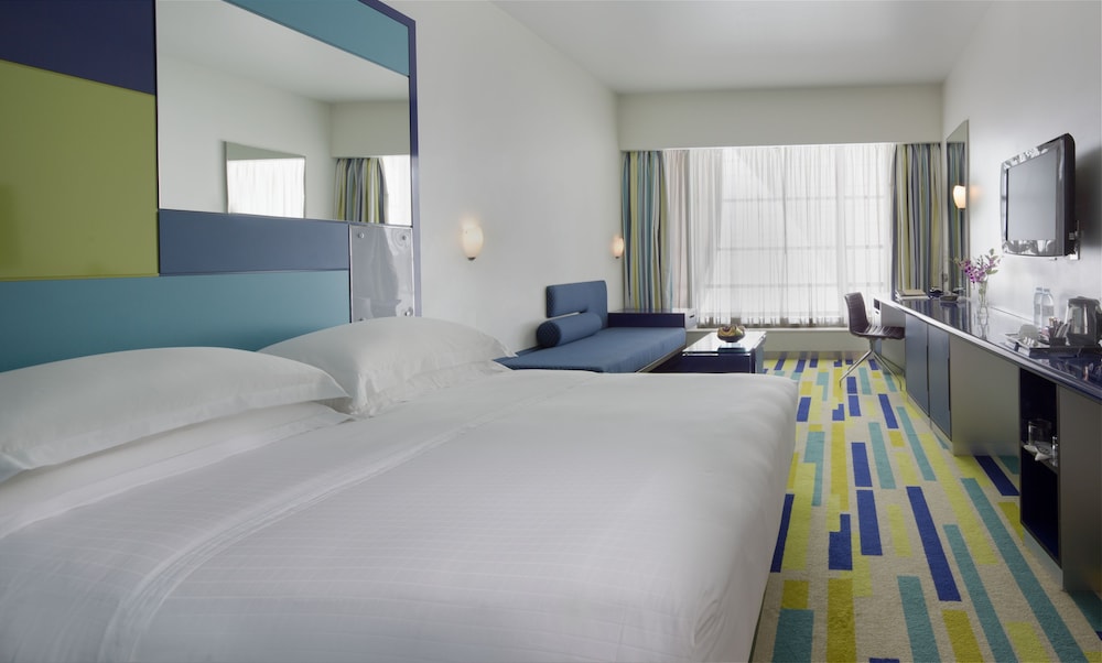 Deluxe Room At Concourse B Near Gate B14 Or B22