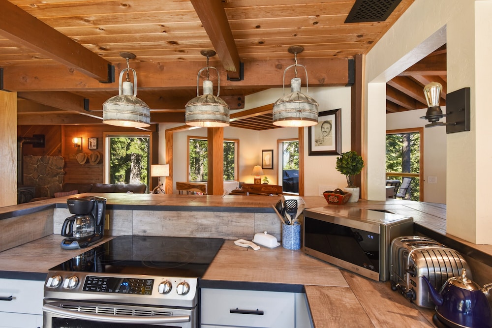 House, Multiple Beds, Hot Tub, Mountain View (Snowshoe Cabin) photo 3