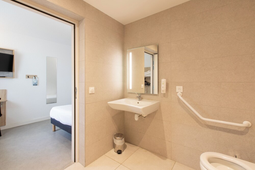 Standard Room, Multiple Beds photo 3