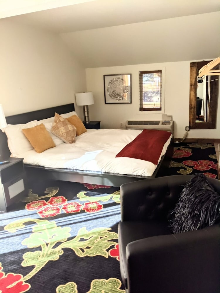 King Bed and Queen Futon with 2 person in room Jacuzzi Tub