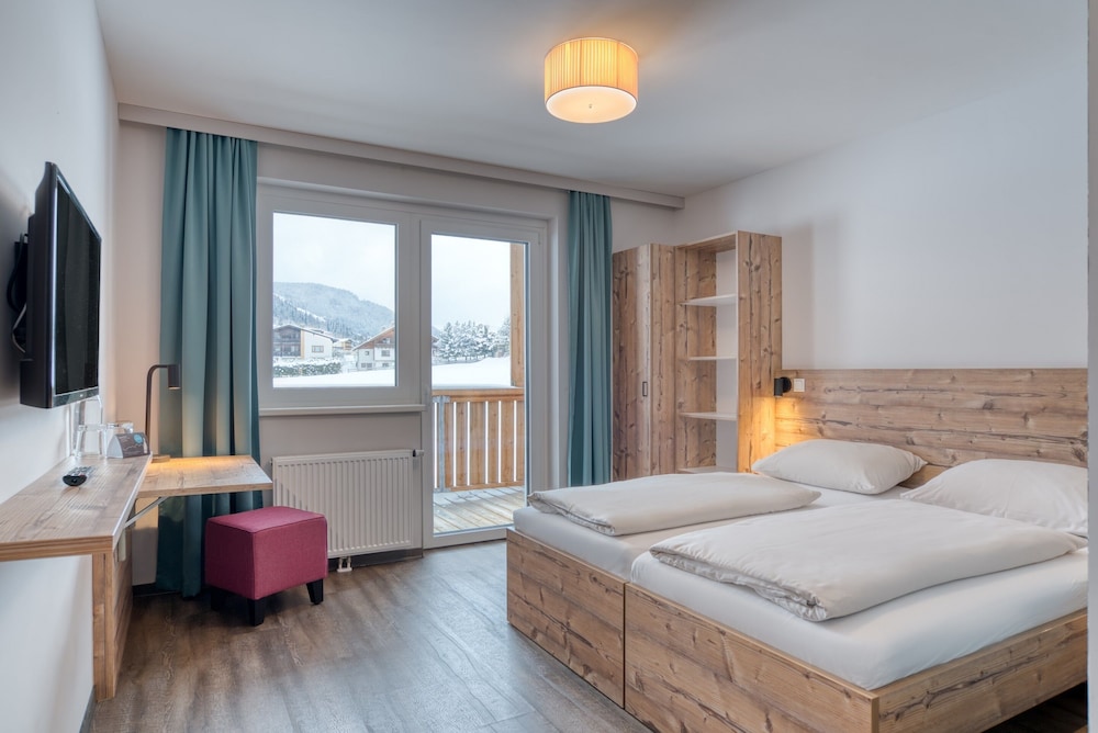Standard Double or Twin Room, Balcony, Mountainside photo 3