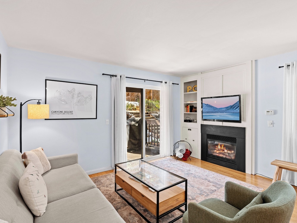 1-Bedroom Condominium Y4 photo 1