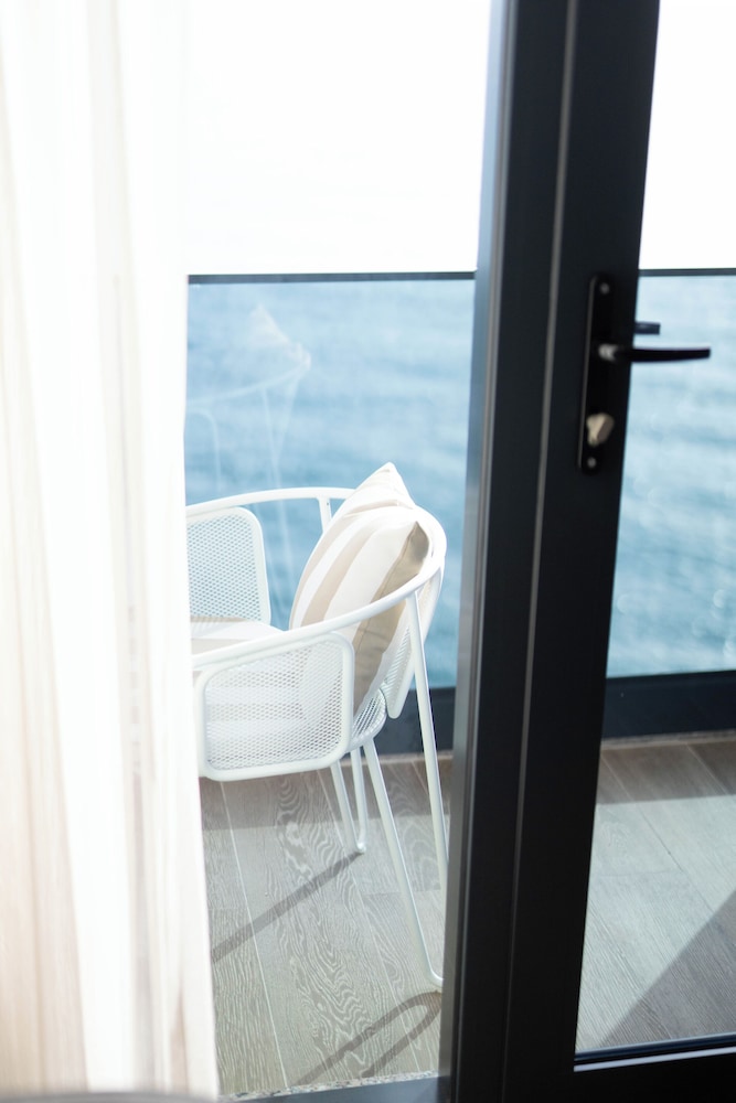 Deluxe Suite, Sea View photo 2