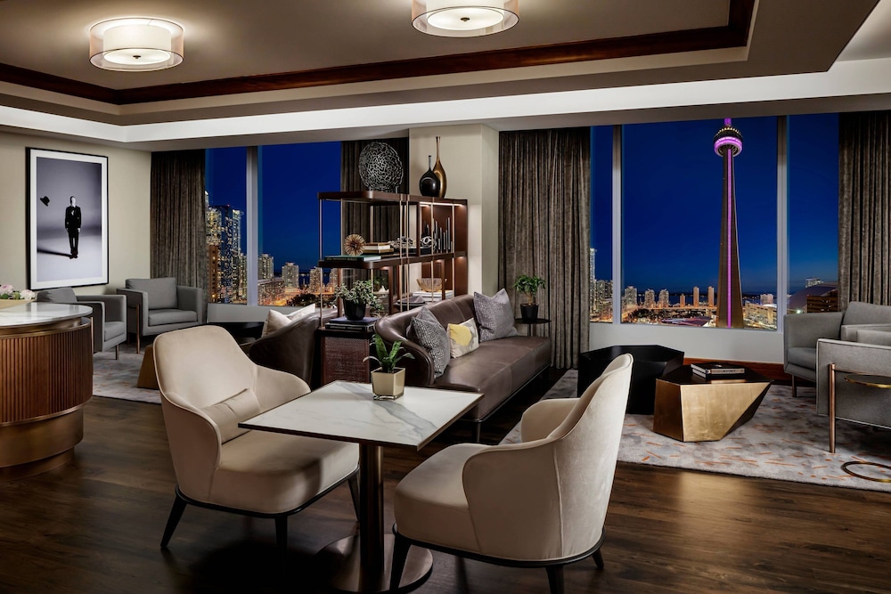 Club Room, 1 King Bed, City View