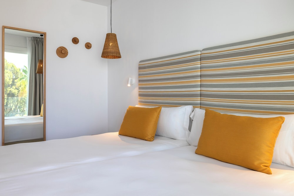 Double Room, Balcony (Partial Beach View) thumbnail 6