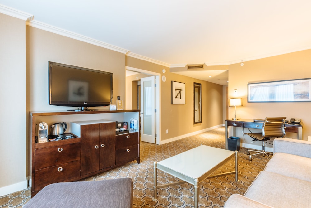 1 Bedroom Suite (Casino Tower) - Photo 3