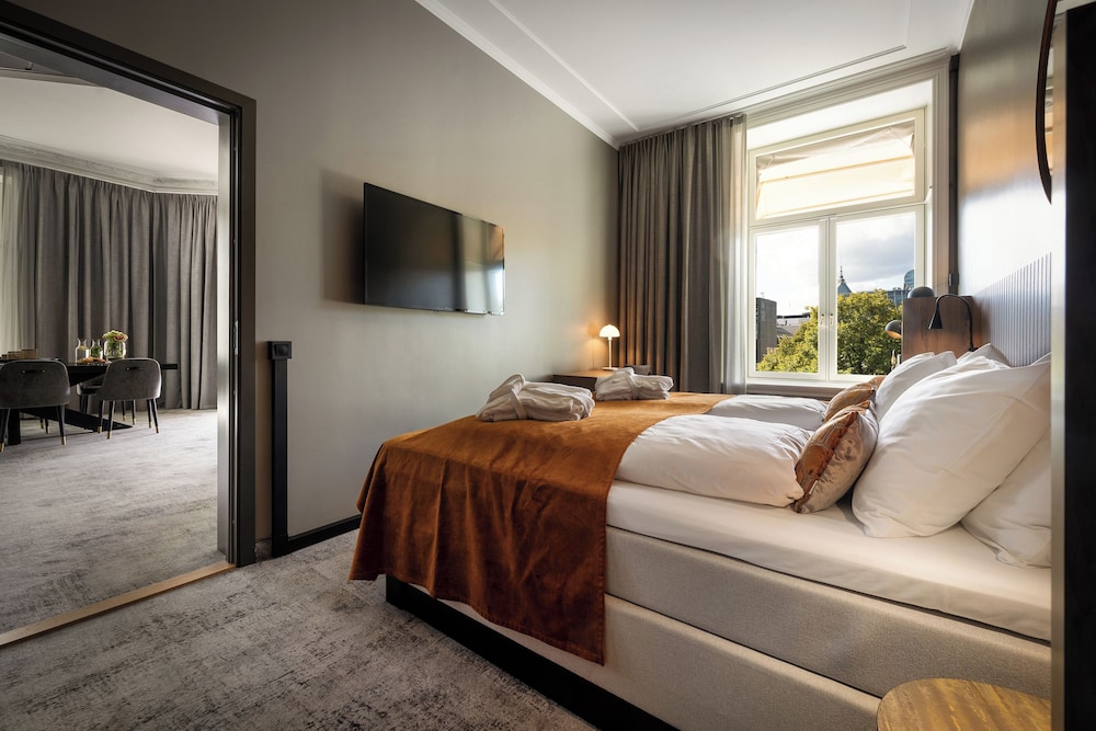 Suite, 1 King Bed, City View