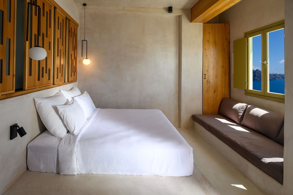 Avra Suite with Outdoor heated Jacuzzi & Caldera View photo 1