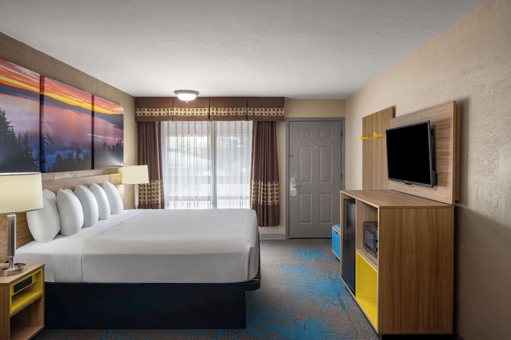 Premium Room, 1 King Bed - Photo 2