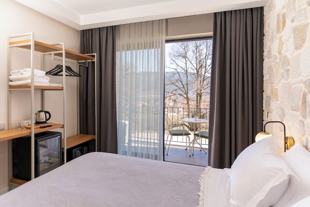 Standard Double or Twin Room, Balcony, Lake View photo 2