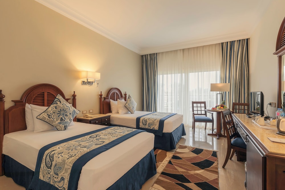 Deluxe Room, Sea View, Poolside - Photo 2