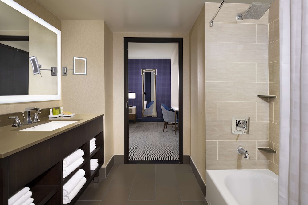 Premium Room, 1 King Bed, Accessible (Hearing) thumbnail 6