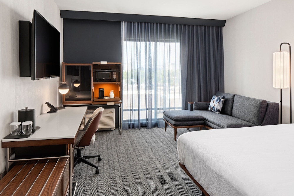 Classic Room, 1 King Bed with Sofa bed photo 1