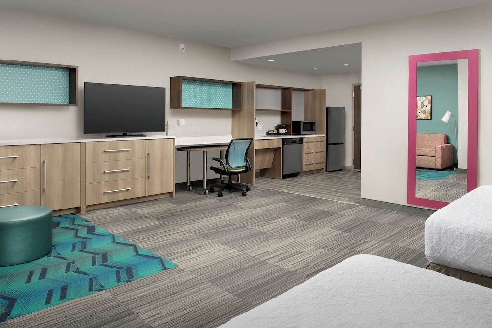 Studio, 1 King Bed, Accessible (Mobility & Hearing, Roll-in Shower) photo 3