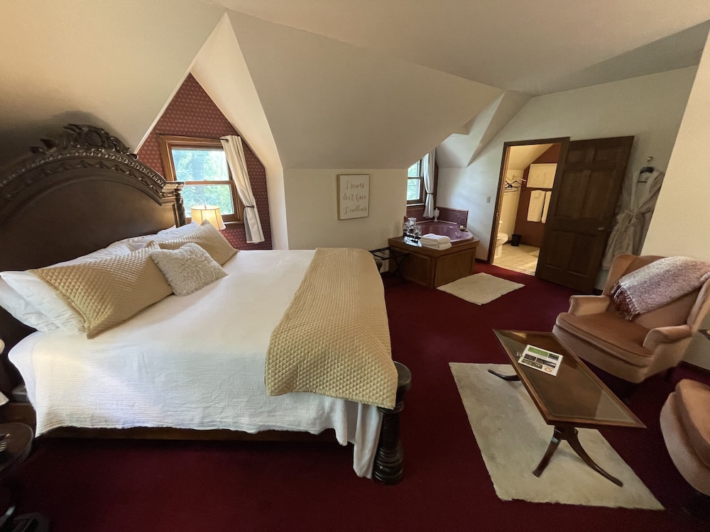 Comfort Studio Suite, 1 King Bed, Jetted Tub, Corner photo 2