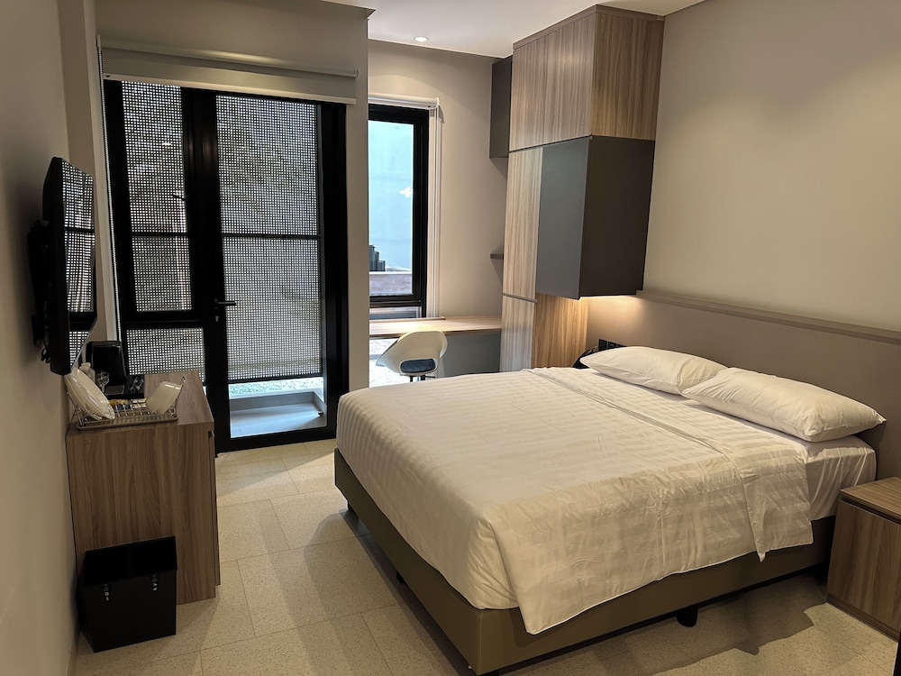 Grand Room, Balcony