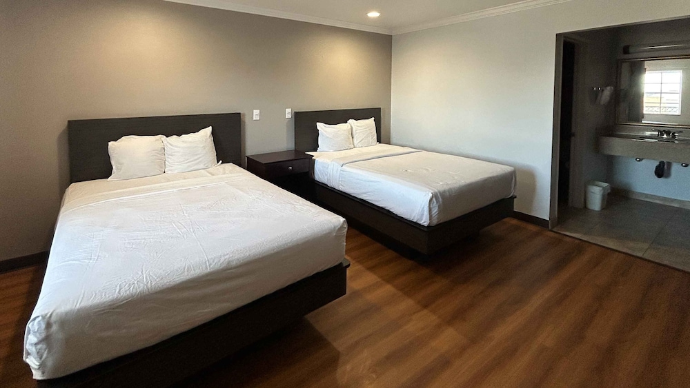 Deluxe Room, 2 Double Beds, Smoking, Refrigerator & Microwave photo 2