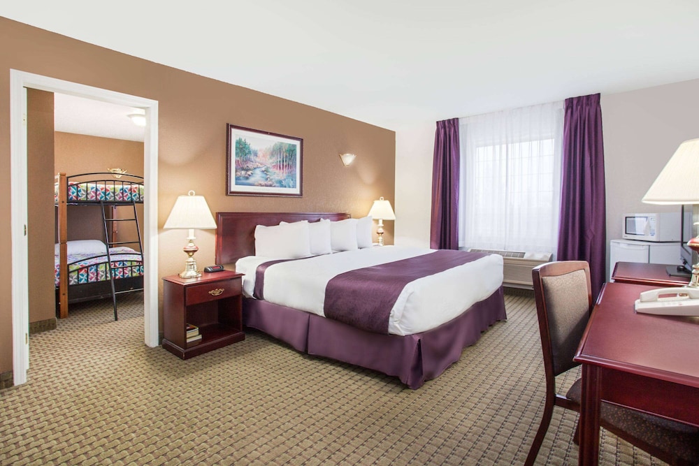 Family Suite, Multiple Beds, Non Smoking photo 1