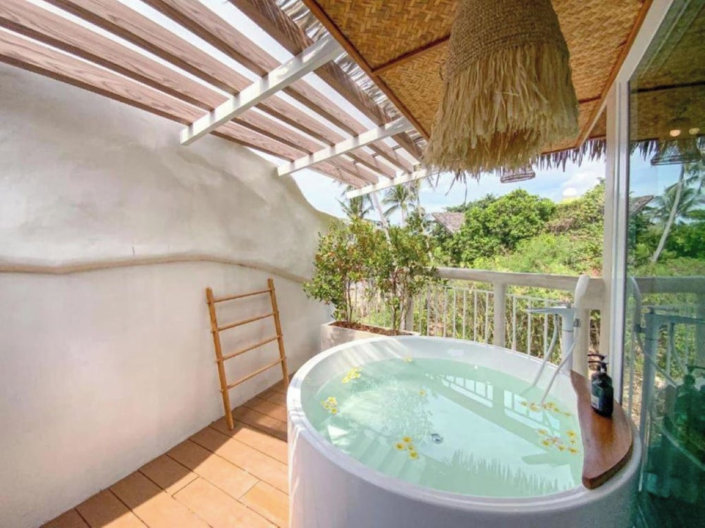 Superior Beachfront room with Partial Seaview - Photo 2