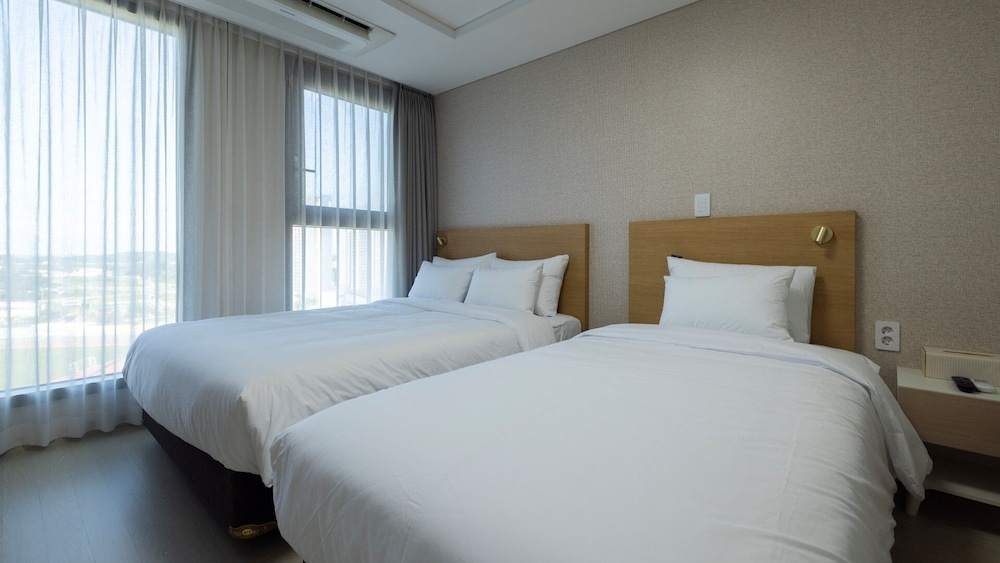 Deluxe Twin Room, Non Smoking, City View photo 3